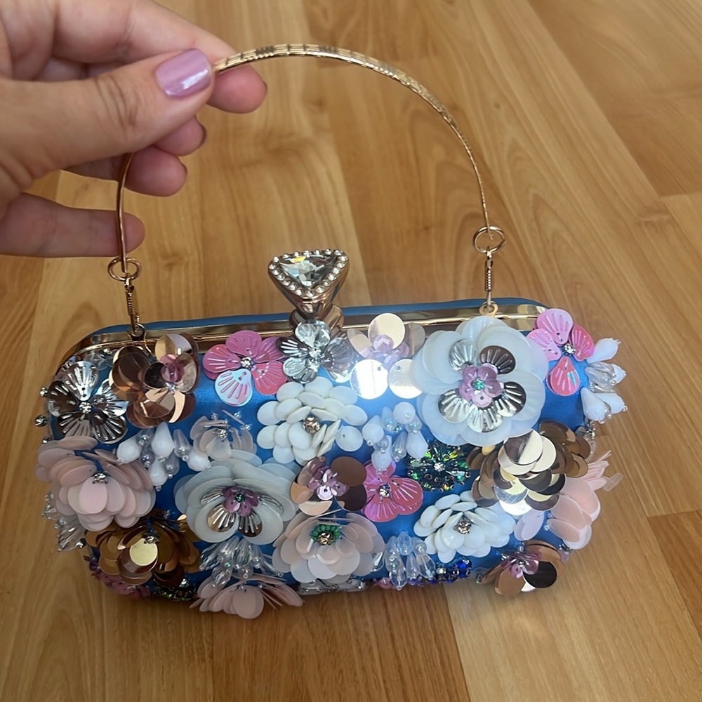 COPY - Bebe Sequenced Daisy Clutch - Picture 10 of 17